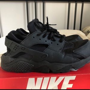 Nike triple black Huarache women’s US 9